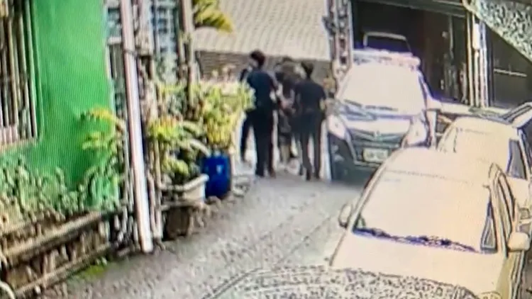 杜嫌遭逮捕帶回偵訊。讀者提供