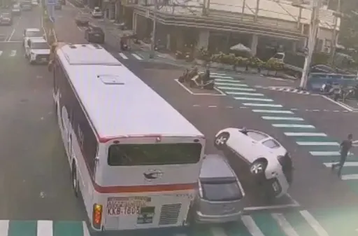 小客車閃避左轉公車忙換車道　後車剎不及騎上車釀1傷