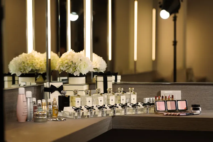 雅詩蘭黛集團將此次授課的品牌商品，放置於星宇航空空服員梳化間，方便空服人員前往試用。業者提供