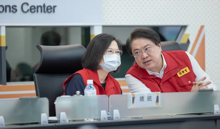 蔡英文及內政部長林右昌。總統府提供