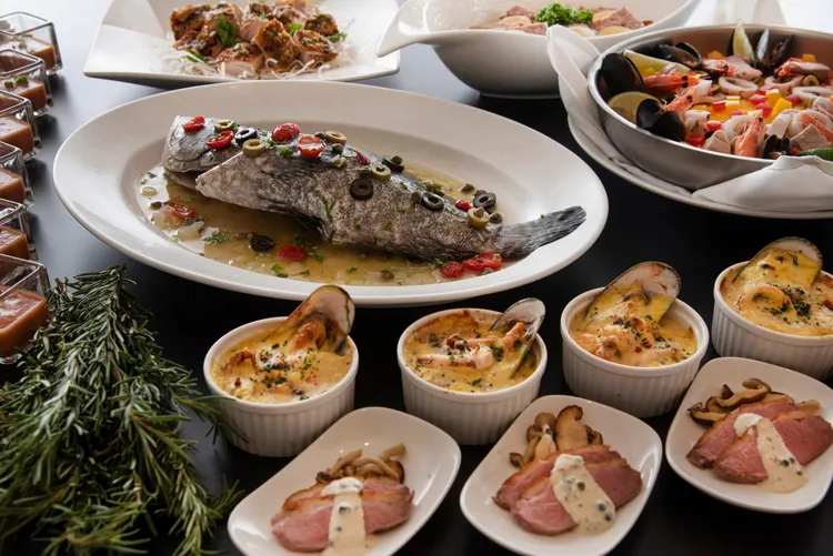 圖上為地中海清蒸龍虎斑、中為地中海風味焗烤海鮮、下為南法香煎鴨胸佐綠胡椒醬。大倉久和大飯店提供