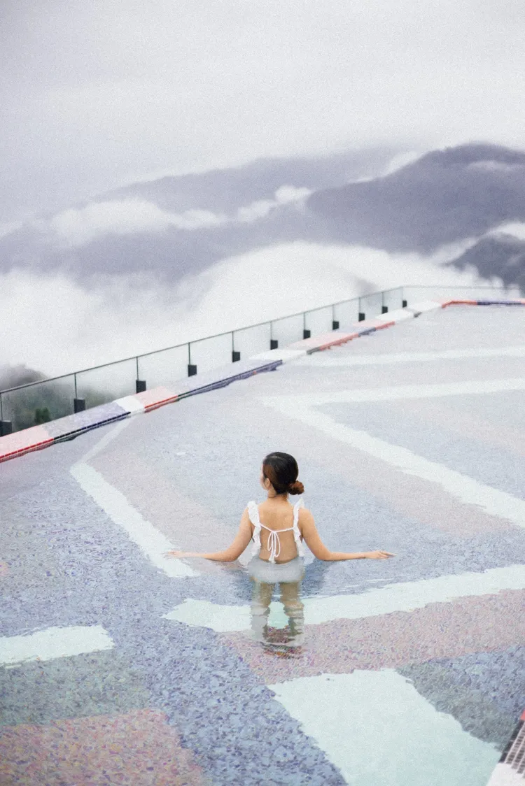 雲霧繚繞的無邊際戲水池。阿里山英迪格酒店提供