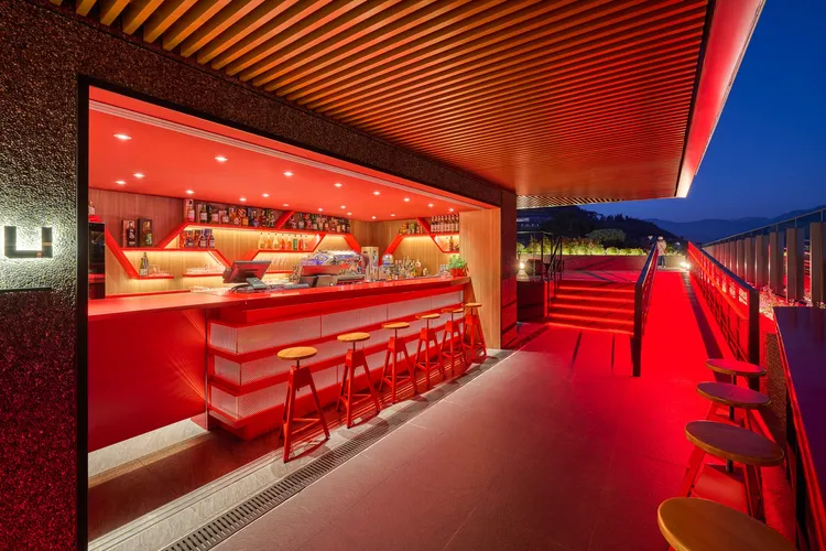 頂樓高空酒吧aveoveoyu bar以炫麗的設計融合在地特色供應鄰感特調。阿里山英迪格酒店提供