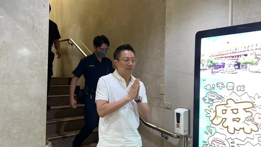 汪小菲遭大S提告出庭「为一点点家事来」　淋雨离去这一幕和陈建州大不同