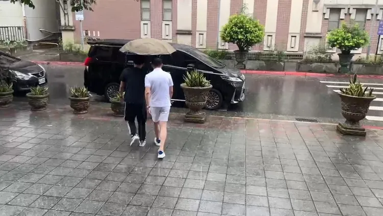 汪小菲的助理為他打傘。陳彩玲攝