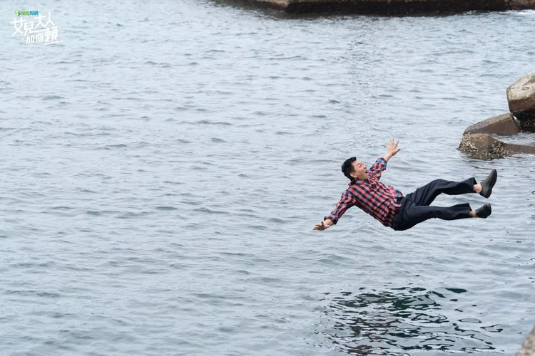 庹宗華超敬業，第一天進組就拍「落海戲」。衛視原創提供