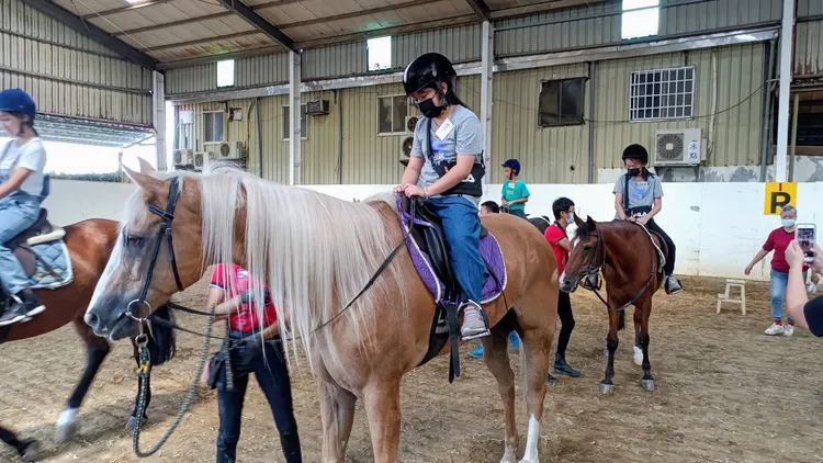 小朋友體驗騎馬樂趣。大園警分局提供