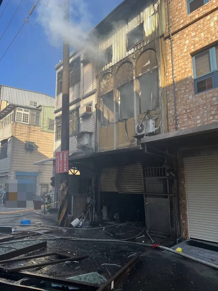 平鎮民宅清晨冒出火煙。翻攝畫面