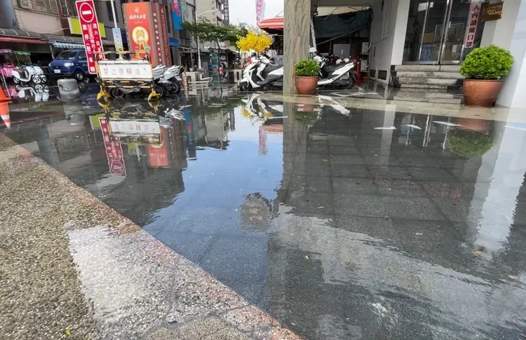 高雄沒下雨，旗津卻因漲潮而淹水。民眾提供