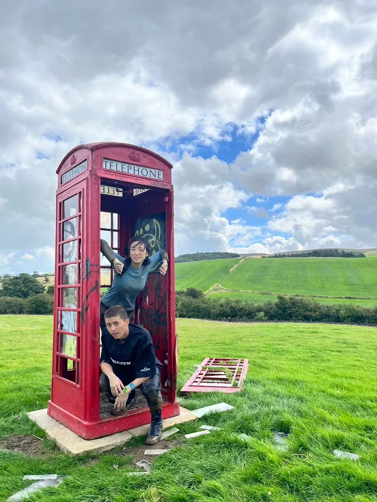 梁舒涵與「B.T.O.D」成員子賢在英國的美景下合影。寬寬整合行銷提供