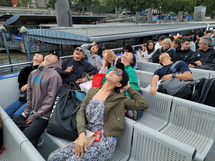 梁舒涵與子賢坐泰晤士河遊船一覽美景。寬寬整合行銷提供