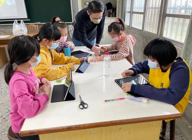 社會局成立兒少據點，提供課輔、臨托等服務。社會局提供