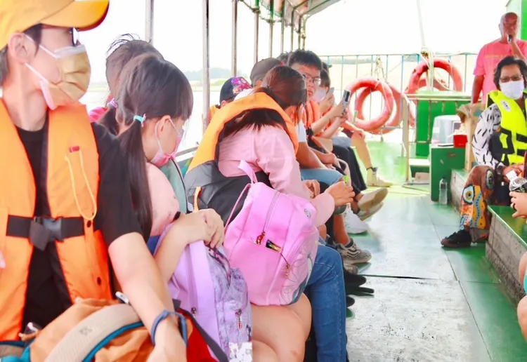 孩子們搭娛樂漁筏出海遊潟湖，留下美好回憶。社會局提供