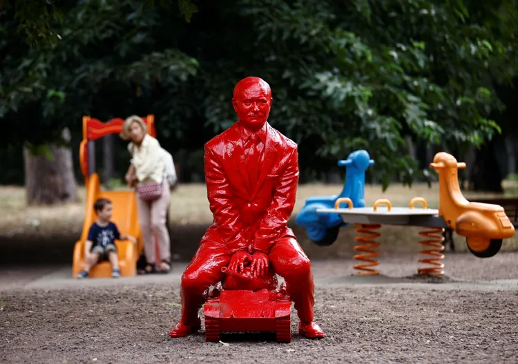 義大利正在尋找時間和方式宣布不再續簽一帶一路；圖為羅馬一座公園中，普丁乘坐迷你坦克的雕塑。路透社