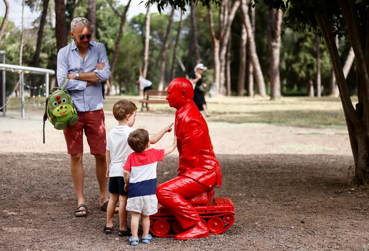 羅馬一座公園中，普丁乘坐迷你坦克的雕塑。路透社
