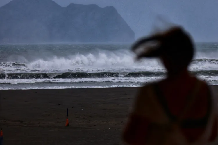 颱風影響掀起高浪。林林攝