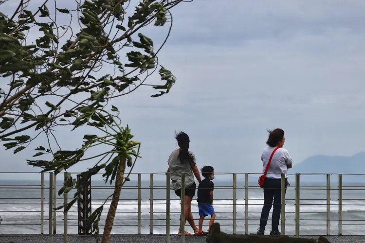 宜蘭民眾到海邊觀浪。林林攝