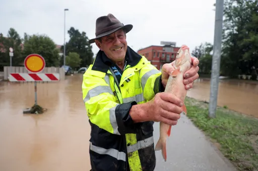 斯洛維尼亞淹水「最慘天災」　搜救人員洪流中「摸魚」