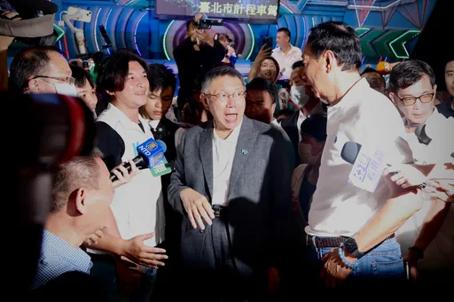 柯文哲同框郭台銘30秒互動曝光!他丟3句話急閃 獨留郭自己喝奶茶