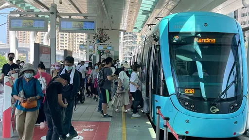 運量增!淡海輕軌下周加密尖峰時段班距 煙火日加開班車疏運