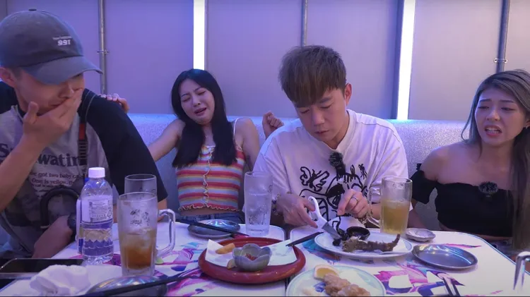 李岳（右二）在節目中挑戰吃蜘蛛與壁虎，一旁的慈妹（左二）嚇到臉部扭曲。本人提供