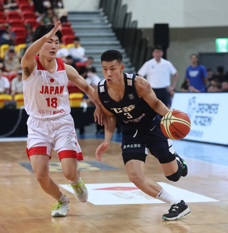 林秉聖(右)切入。中華籃協