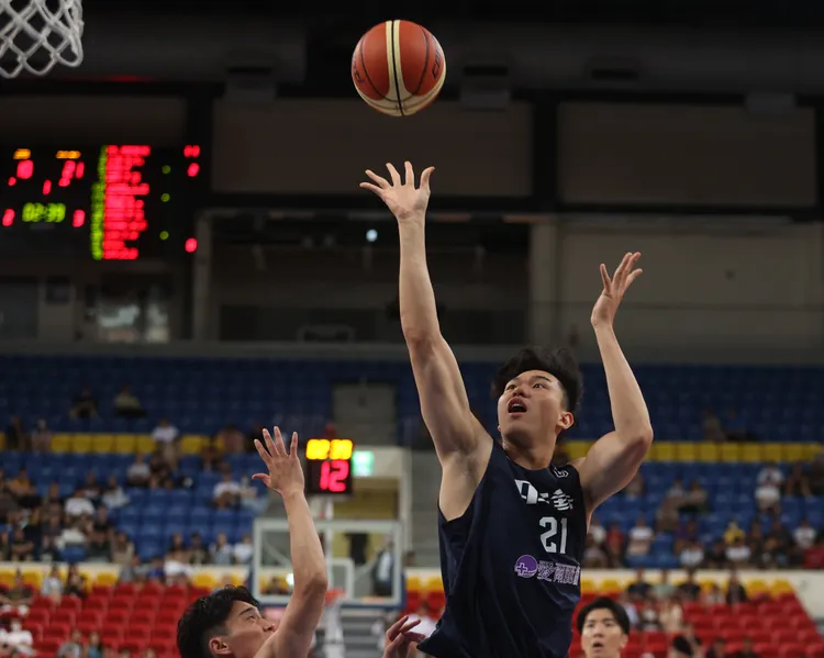 曾祥鈞(右)籃下強攻。中華籃協