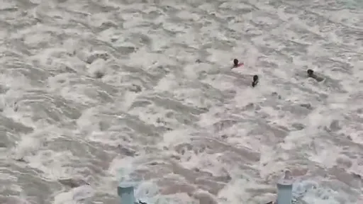 網美景點拍照「溺水至少7死」　影片曝光！魚鱗水流暴漲沖走10多名遊客