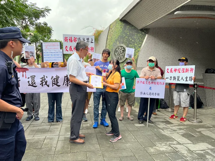 醫事司六科科長郭威中代表接受陳情。林芳如攝