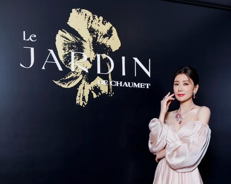 賈靜雯佩戴總價約1億元的Iris鳶尾花項鍊、耳環與戒指。品牌提供