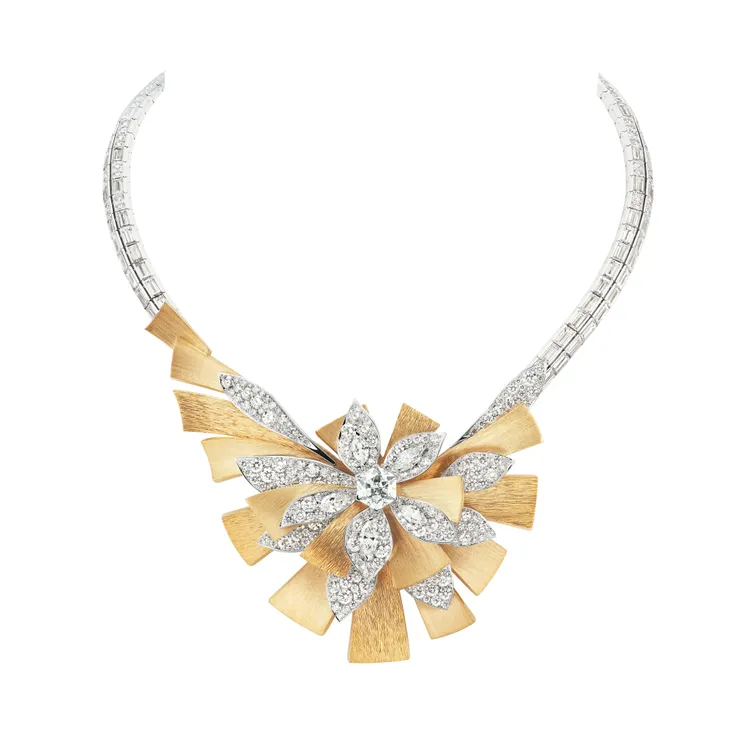 Magnolia木蘭花套組以世家獨家皇后式切割鑽石為中心，向外發散多層次的18K金葉片與18K白金鑲鑽花瓣，項鏈中央主石為約重3.15克拉皇后式切割鑽石。品牌提供