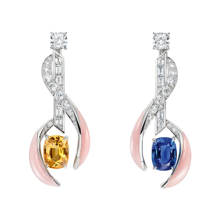 Chrysanthème菊花套組18K白金耳環，各鑲嵌1顆重約5.37克拉枕形切割錫蘭藍寶石與1顆重約5.43克拉枕形切割黃色剛玉，搭配鑲嵌粉紅玉髓與鑽石。