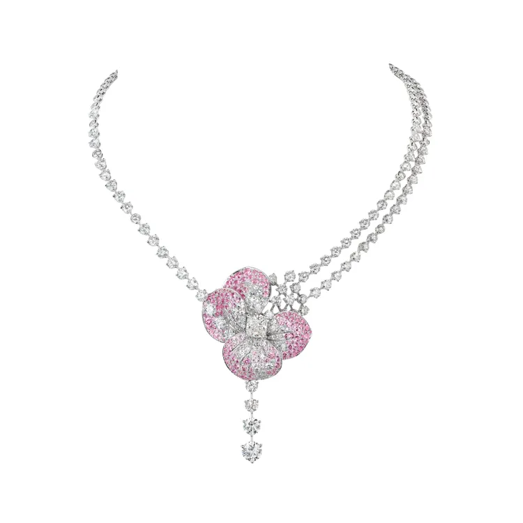Pensée三色堇套組項鍊，中央鑲嵌1顆2.35克拉枕形切割鑽石，花瓣上也特別鑲嵌8/8切割鑽石與各色剛玉。品牌提供