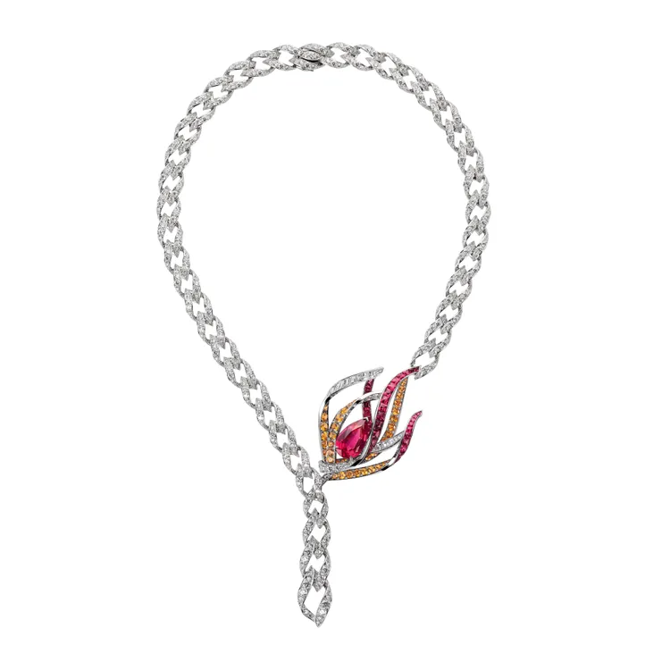 Tulipe鬱金香套組項鍊，以抽象線條表現鬱金香，主石為重約10.71克拉梨形切割紅色尖晶石。品牌提供