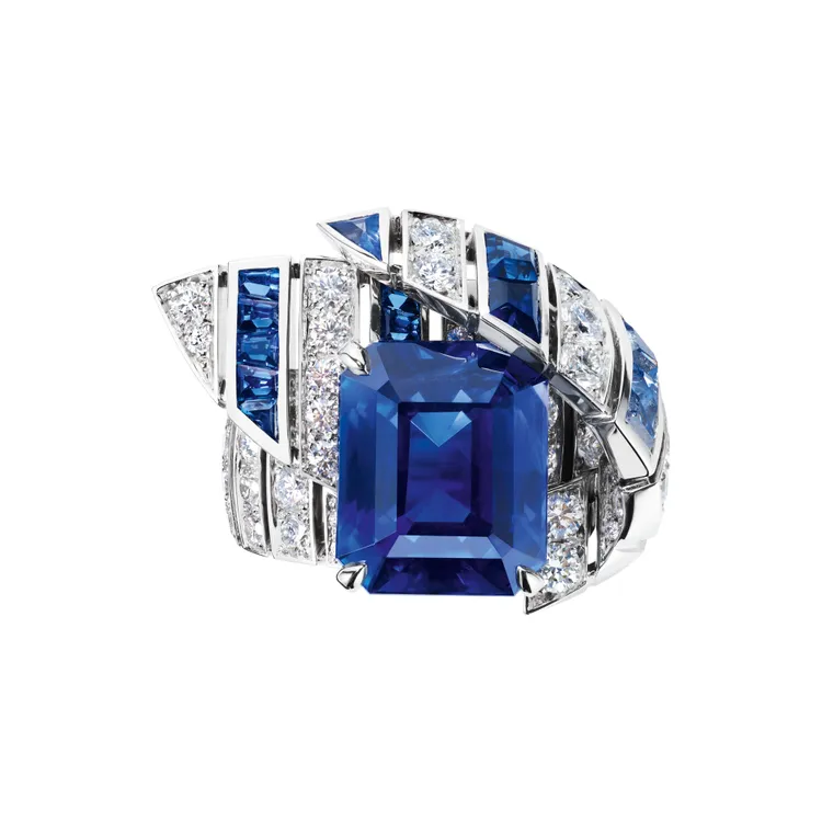 Agapanthe愛情花套組18K白金戒指，主石為1顆重約9.35克拉祖母綠形切割錫蘭藍寶石。品牌提供