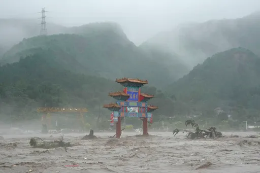 圖多|北京強降雨 民驚呼:我家門口馬路成大河了