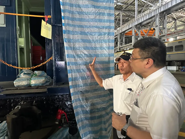 百年木造車廂TPK2053號屬於小型三等客車，是台北鐵道工場1921年所製造。台鐵提供