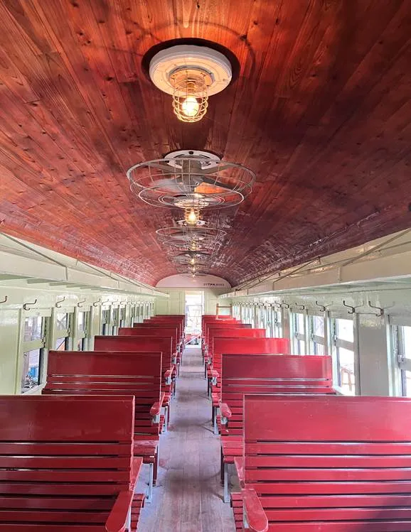 百年木造車廂TPK2053號屬於小型三等客車，是台北鐵道工場1921年所製造。台鐵提供