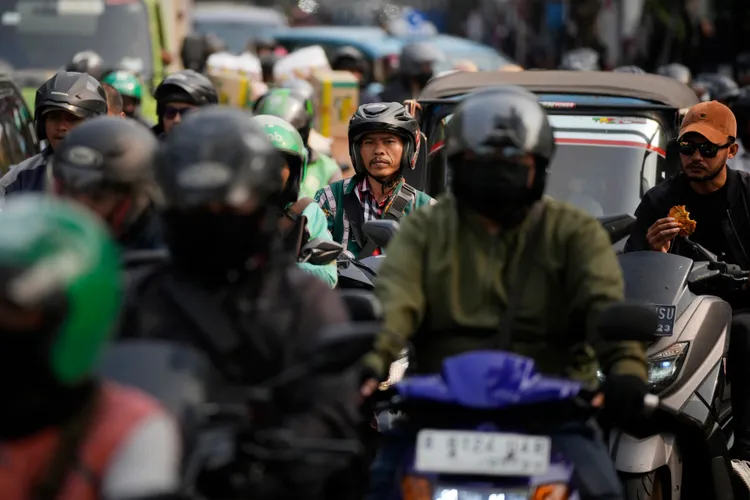 雅加達環保局將大規模抽查檢驗當地機車排氣，並懲處違規騎士。美聯社