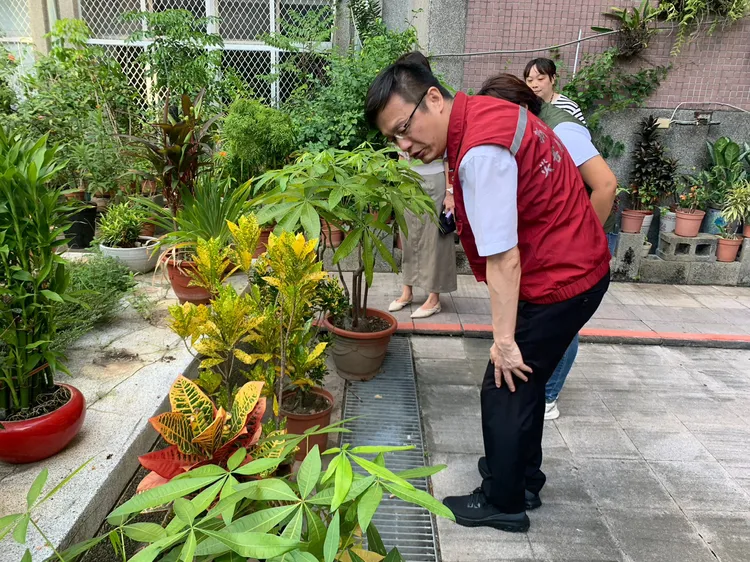 校內登革熱孳生源高風險區域加強巡查。教育局提供