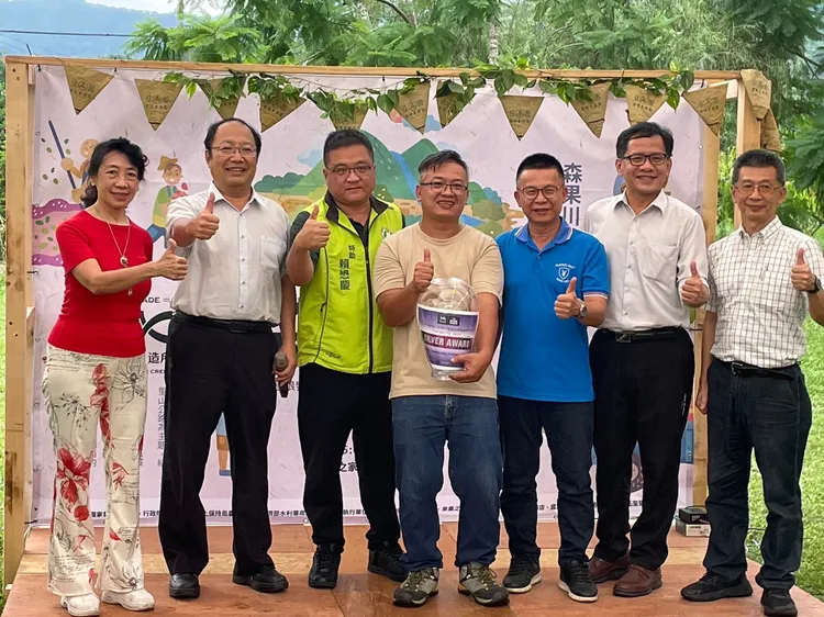 居民欣見世界看到台灣偏鄉社區特色。中華醫大提供