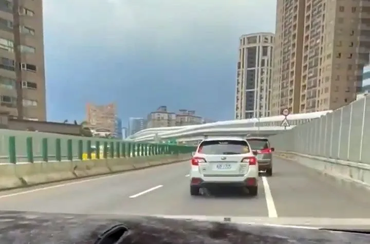 白色休旅車試圖閃避前方灰色貨車逼車而突然變換車道，後方目擊者車輛險些撞上，緊急剎車後才拉開車距。翻攝自臉書「爆料公社」