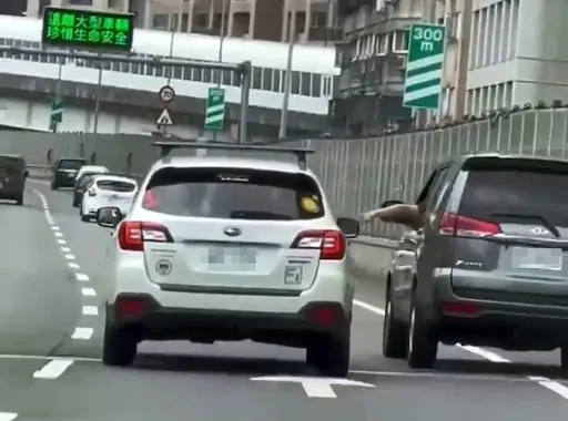 四輪「高架猴」出沒!沿路瘋狂逼車影片曝 後車女客驚呼:他在幹嘛啦
