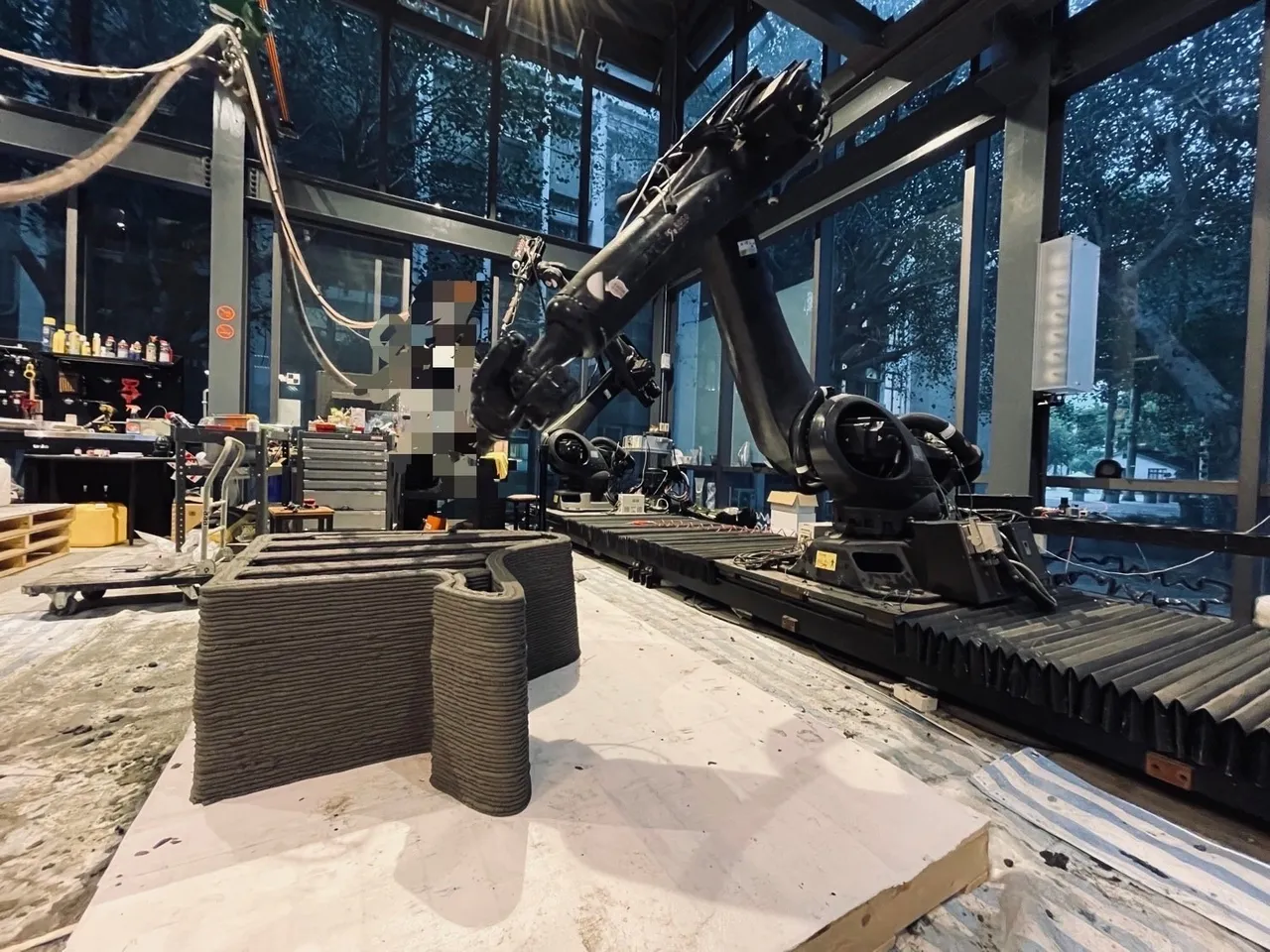 建築師導入機器人手臂3D列印技術,打造像優美曲線的街道座椅。趙建銘提供