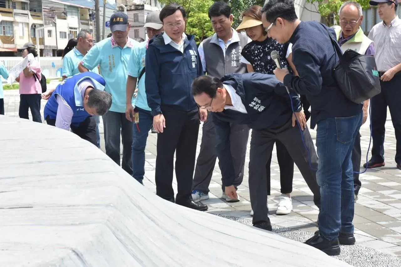 副市長林欽榮視察,肯定景觀工程。水利局提供