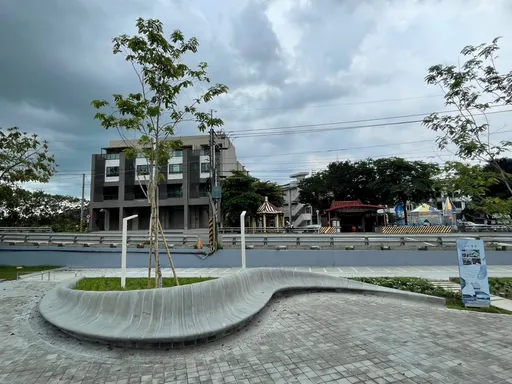 全台首座混凝土3D印表景觀座椅亮相 美濃運動中心打造入口廣場新意象