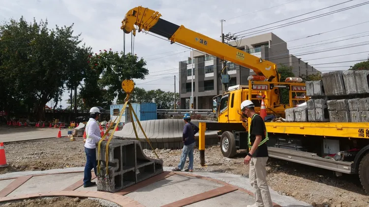 全台第一座混凝土3D印表景觀座椅。趙建銘提供