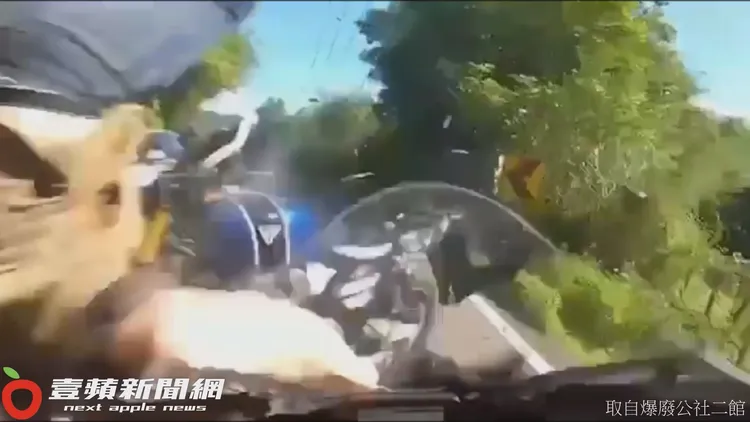 逆向撞碎翻覆的人車，再波及行車記錄器視角的機車與騎士。翻攝自臉書「爆廢公社二館」