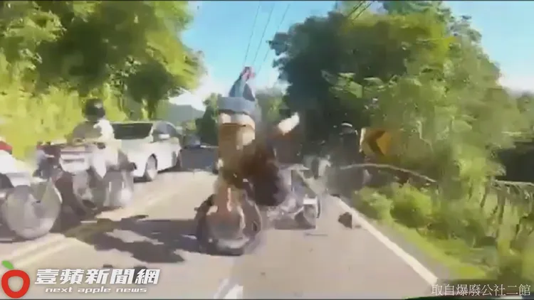 兩輛重機對撞支離破碎，逆向者整個人在空中翻覆。翻攝自臉書「爆廢公社二館」