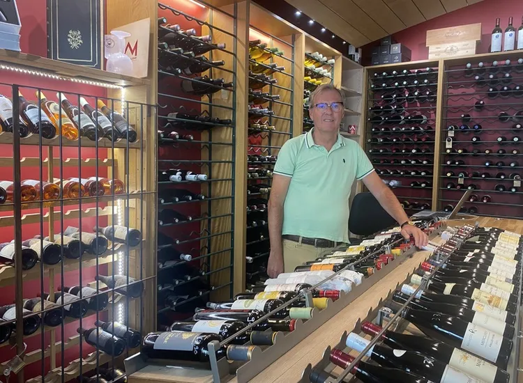 葡萄酒專賣店銷售員李謝告訴中央社，年輕世代不喝葡萄酒，改喝啤酒，也沒有相關的葡萄酒教育。他認為「葡萄酒旅遊」可讓民眾更了解風土，避免文化流失。中央社